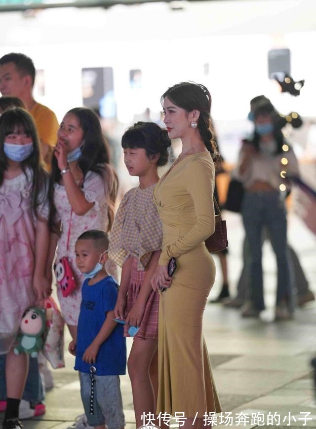 包臀裙 超时髦的包臀裙穿搭,提升气质和身形美,笑容甜美!