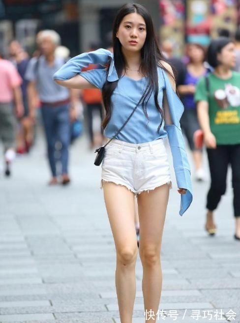 女性们 个性上衣配牛仔热裤,清凉大方,让人一见倾心