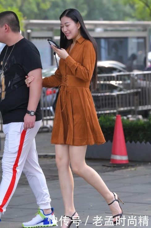 美女|街拍:丝绒连衣裙美女, 搭配高跟凉鞋, 时髦又显高挑身材