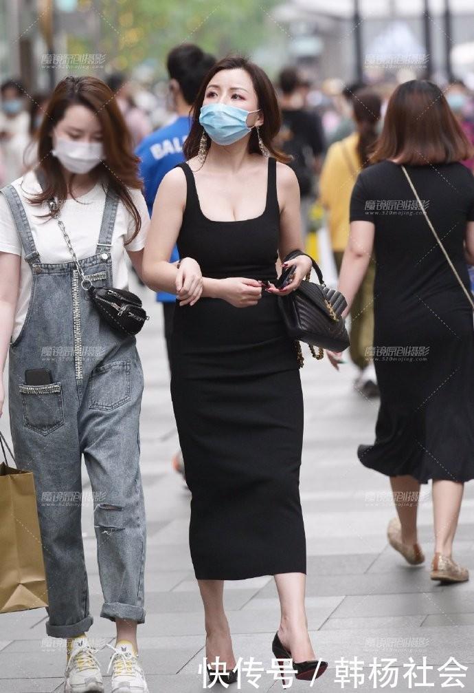 优雅|街拍贵妇姐姐太注重“形象”,选的裙子太窄,优雅的都“迈不开”腿了
