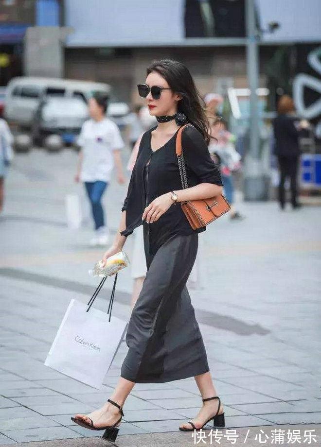 连衣裙|街拍小姐姐一身白色的服装搭配高腰的短裤，尽显时尚魅力