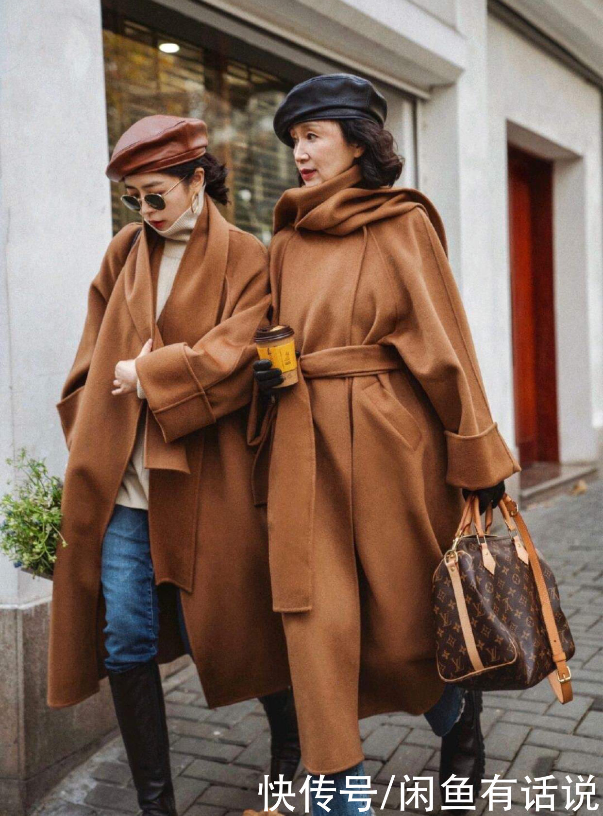 这对“神仙母女”的初春穿搭真美，烫同款泡面头，搭配大衣好洋气