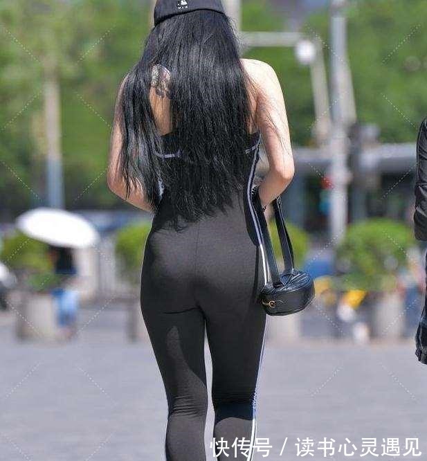 底色 打底裤穿出自然的时尚感,格外青春减龄,风格不同!