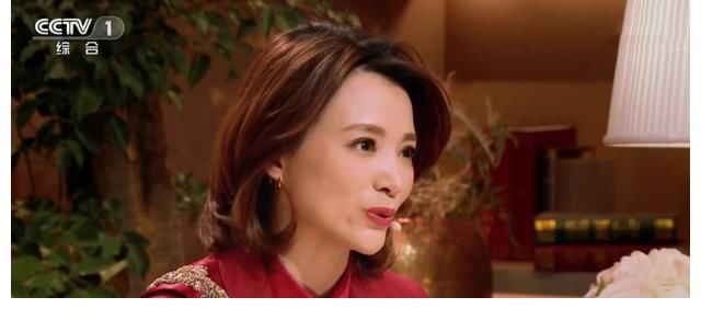 康輝首登《朗讀者》，講述主持背后的故事，身旁董卿控制不住眼淚