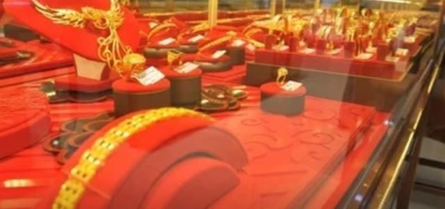 为什么珠宝首饰的品牌以“周”进行命名？他们都是一个家族吗？