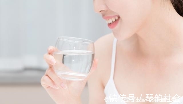 喝水|怀孕后容易口渴,孕妇喝水要注意这几方面,孕妈不要喝错了