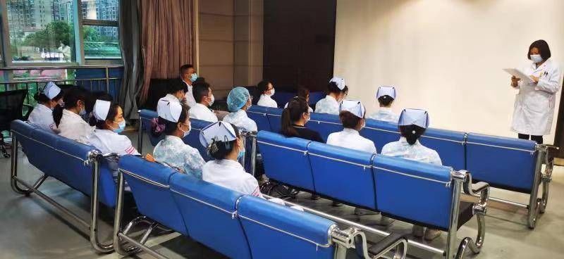 髋关节|守护小生命的“霞妈妈”：“给每一个孩子最好的开始”