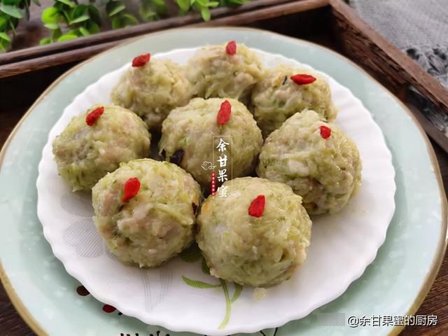近期，这蔬菜我家经常买，擦丝团成丸子蒸一蒸，两口一个好鲜美