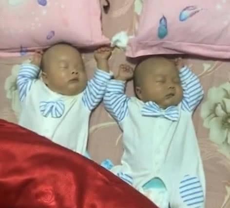 睡姿|爸爸陪双胞胎睡觉,看到父子三人的睡姿,网友亲生的错不了