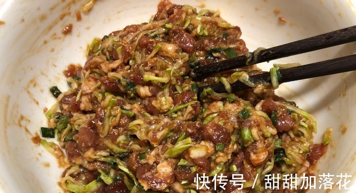 秋天吃什么菜试试西葫芦，学会调馅方法，包包子烙馅饼都好吃！