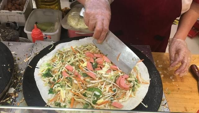 徐州|大妈摆摊做菜煎饼,一出摊就被人围住,七元一张三十种蔬菜随便卷