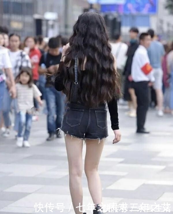 美女|“筷子腿”的好搭档，牛仔短裤时髦又修身，难怪大家青睐有加！