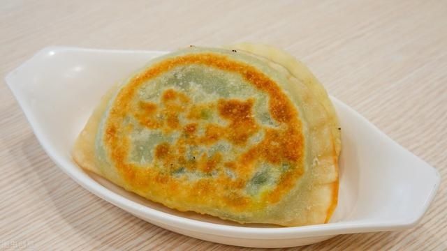 做韭菜馅饼，和面时多加1味，烙出的馅饼皮薄馅大，凉了也不硬