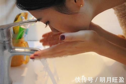 螨虫|鼻子两侧黏糊糊,还能挤出白色分泌物,怎么回事?清理妙招收好了