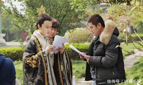 才女出上联:“关关难过关关过”,才子对出下联抱得美人归