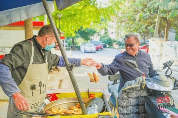 卖出|1天卖出1400个烧饼！这家“无名”烧饼摊凭什么这么火？