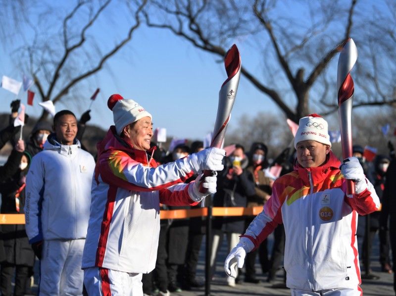 “双奥火炬手”濮存昕颐和园火炬传递现场图来了！|组图 | 火炬