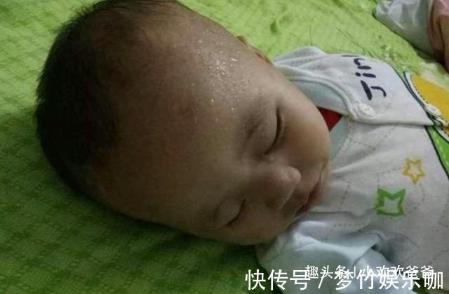 准爸妈们|宝宝睡觉时常做这些小动作,可能是缺钙了,4种危害家长不能小觑