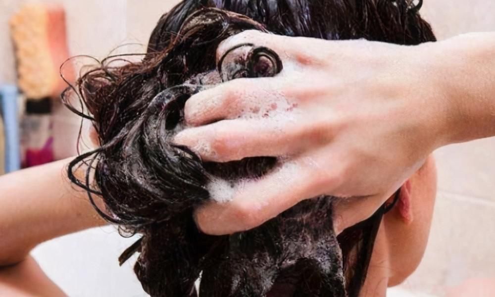 洗发水|多久洗一次头胎是最正常的呢?头发需要“天天洗”吗?