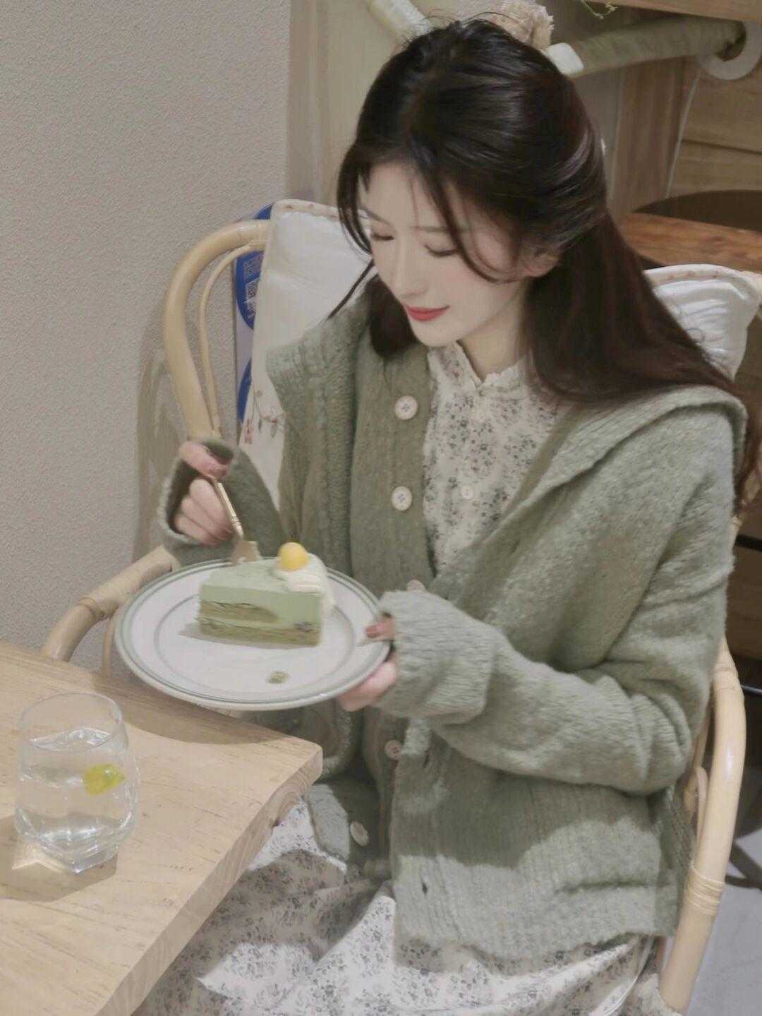 搭配|短款针织开衫与裙子的碰撞,温柔多情青涩朦胧,还不快来试试