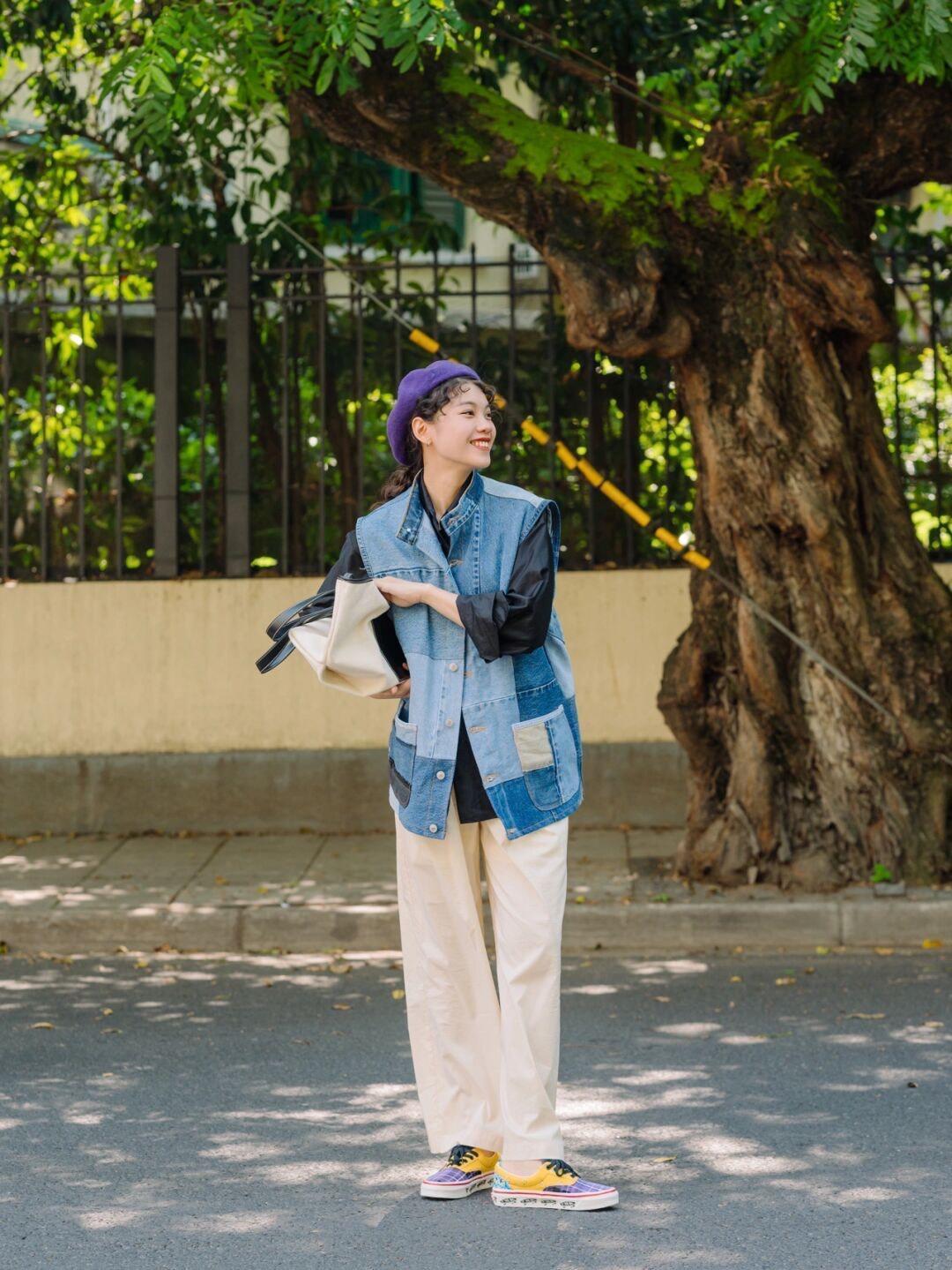 牛仔马甲|秋季，牛仔马甲怎么搭才洋气？搭配黑色衬衫和阔腿裤，高级又洋气