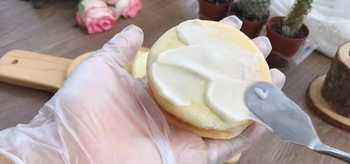 可以拉丝的肉松小贝，细腻柔软又湿润，自己在家就能做