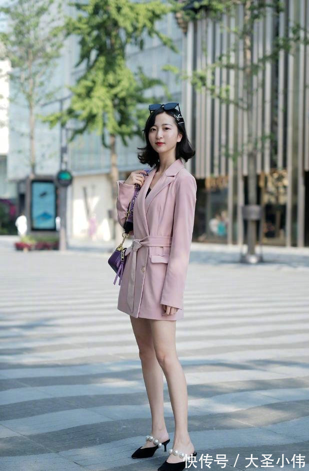 街拍|美女街拍:美女选择了一条粉色牛仔裙,款式时尚新颖,穿出了满满的青春动感