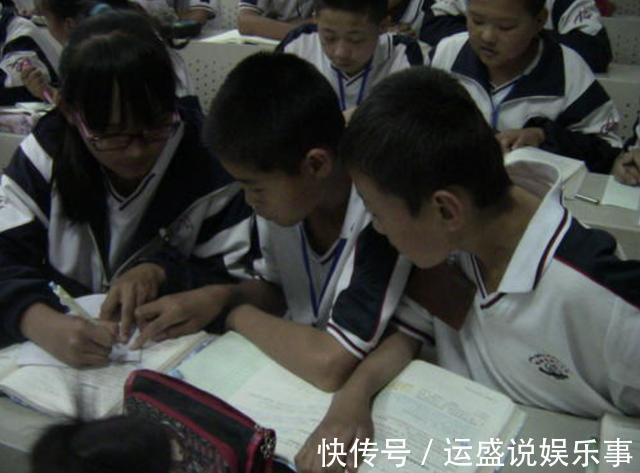 孩子|几个学生在教室打牌,被老师抓到现行,看到牌面后,直言接着玩