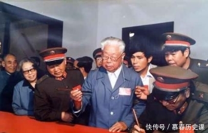 陈锡联|毛主席去世前，为何没把军权交给叶帅，而交给陈锡联？