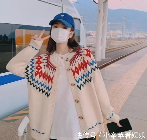 人手一件的“针织开衫”,早春试试这样搭配,很温柔又好看