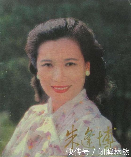 一生演唱800多首歌,丈夫去世12年,她不舍下葬将骨灰摆放在卧室