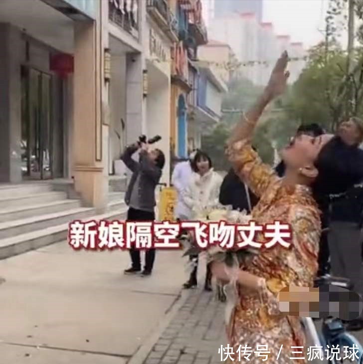 隔离|中超球员回家结婚被隔离,与楼下新娘视频结婚,隔空飞吻太感人