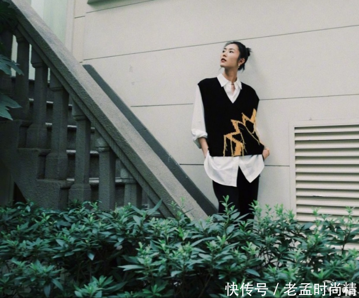 刘雯的早春衬衫穿搭好清新！四种衬衫的搭配方式，简约时尚显气质
