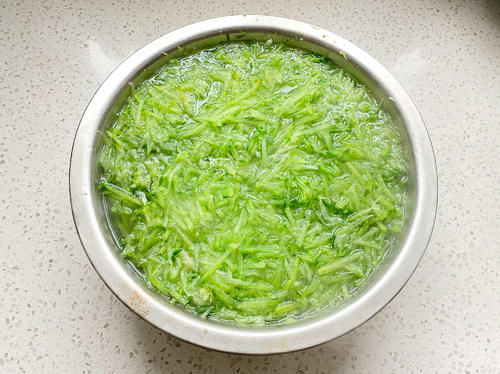 老妈闺女家小住，点餐要求吃菜卷子，女儿蒸了两大锅，全家吃美了