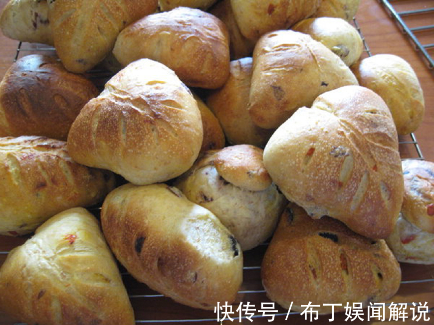 面包|早餐，别再做面饼了，试试这面包，咬一口满嘴喷香，家人都爱吃！