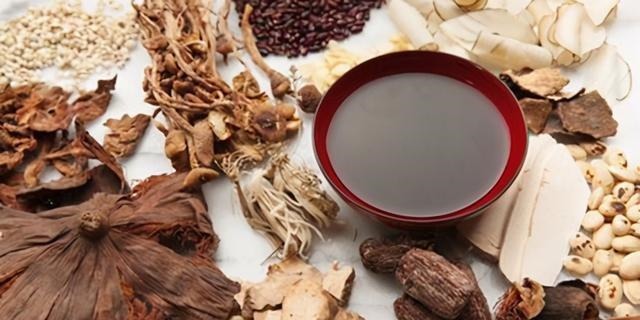 央视|这种保温杯已遭央视曝光,倒入热水变毒水,不少家长仍在购买