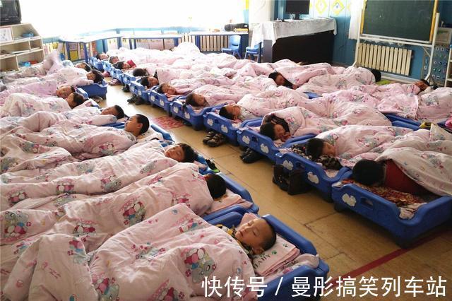 萌娃|幼儿园俩萌娃睡午觉前唠嗑,“灵魂对话”笑翻网友:三观不合啊