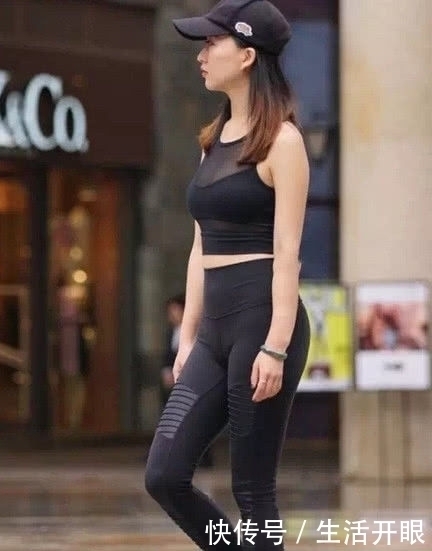 曼妙|街拍：美腿修长妩媚时尚的美女，搭配上飘逸灵动曼妙动人！