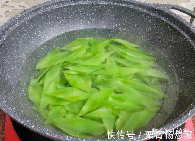 大忌|炒莴笋，直接下锅炒是大忌，多加1步，莴笋不变色，清脆口感好！