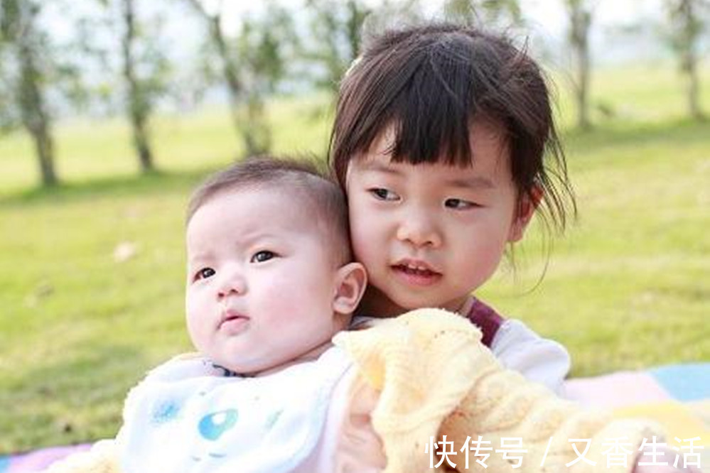 地位|“地位最低”的弟弟,服侍姐姐相当顺手,网友:弟弟你经历了什么