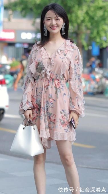 美女 粉色碎花裙,这样穿时尚又修身,你喜欢吗!