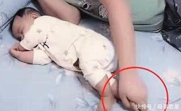 爸爸|爸爸带娃午睡,突然发现孩子“凉了”,吓得起身试探孩子的呼吸