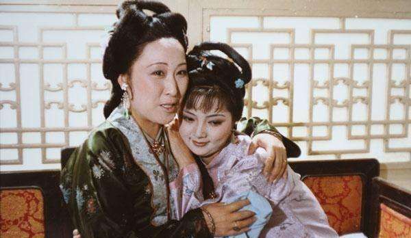 姨妈!薛姨妈丢人了,奉承讨好王熙凤,却被贾母面前揭露吝啬本性