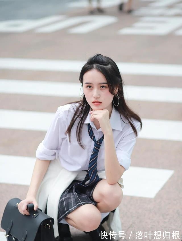 穿搭 2021最美学院风穿搭白衬衫+格纹短裙,腰间扎件衣服当点缀!