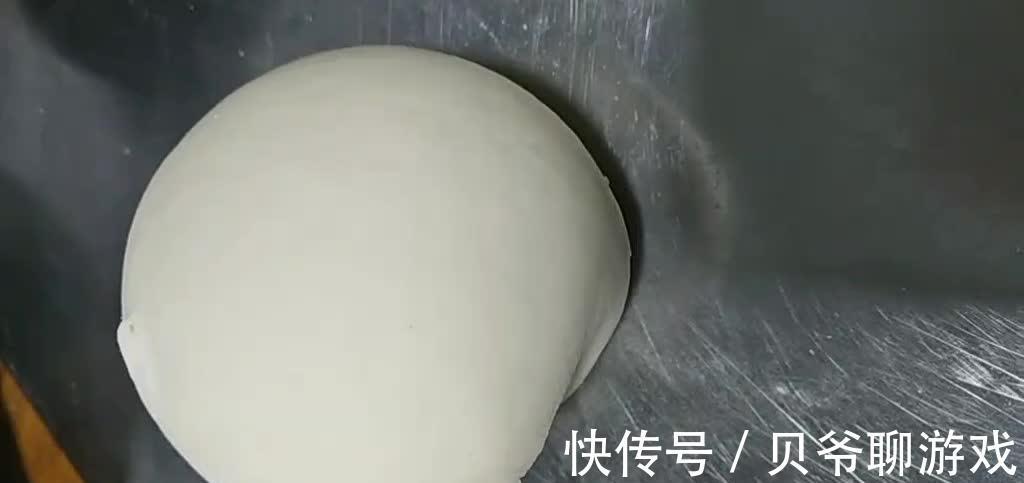 面点师傅教你做空心糖饼，外酥里脆香甜可口，当零食当茶点都不错