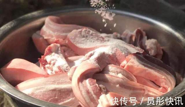 腊肠|没条件熏腊肉教你1招,在家里也能熏,熏完腊肉更香,保存更久