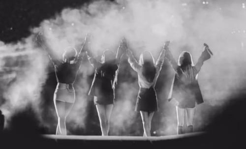 《乘风破浪的姐姐》海报惊现Lisa,抄袭连logo都没去,吃相太难看