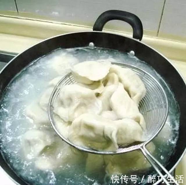 饺子|煮饺子时，别等水开才下锅！大厨教你一招，饺子不破皮、不开裂