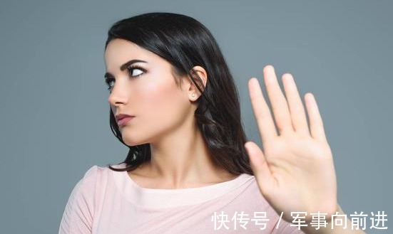 阿姨|45岁阿姨便秘半年,一查是肠癌晚期,身体出现3个症状,要小心