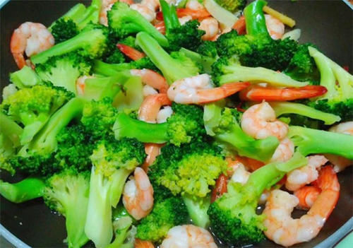 西兰花炒虾球|一周都是30度以上孩子坚持游泳晒屁股通红,多吃绿色菜,爽口消暑